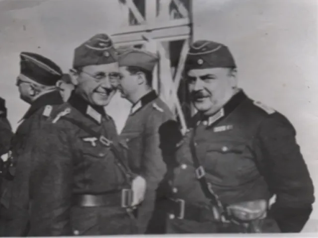 Leopold Schönbauer (rechts) in Wehrmachtsuniform, im Hof 1 des AKH, 1944