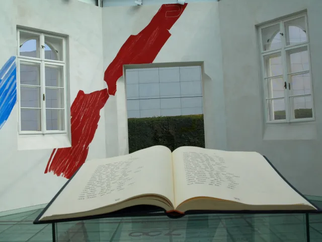Das Gedenkbuch für die Opfer des Nationalsozialismus an der Universität Wien 1938 im DENK-MAL Marpe Lanefesch am Campus der…