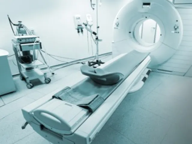 Moderner Computertomographie- / CT-Scanner in der Radiologie
