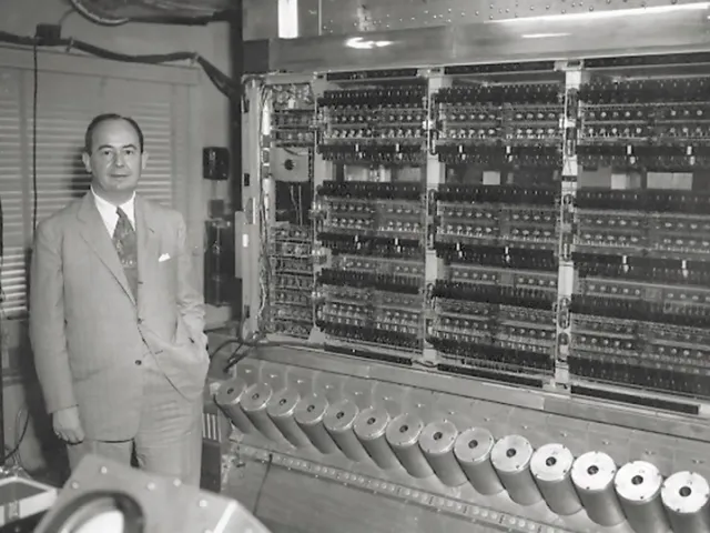 John von Neumann 1952 vor dem Computer am Institute for Advanced Study der Universität Princeton