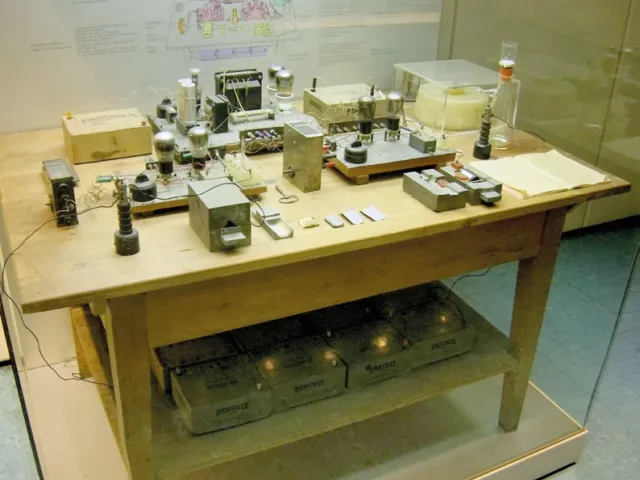 Versuchsaufbau, mit dem Otto Hahn und Fritz Straßmann am 17. Dezember 1938 in Berlin erstmals Uranium mit Neutronen bombardi…