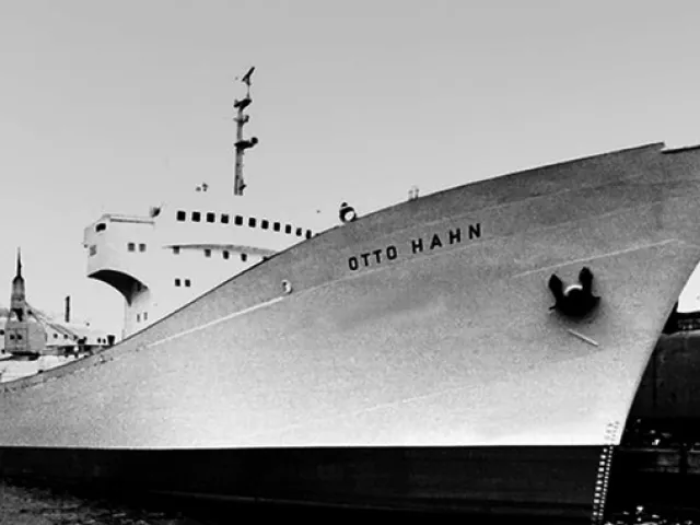 Das Frachtschiff „Otto Hahn“ wurde mit Atomkraft angetrieben. Otto Hahn weihte das Schiff 1964 ein. 1979, nach 650.000 Seeme…