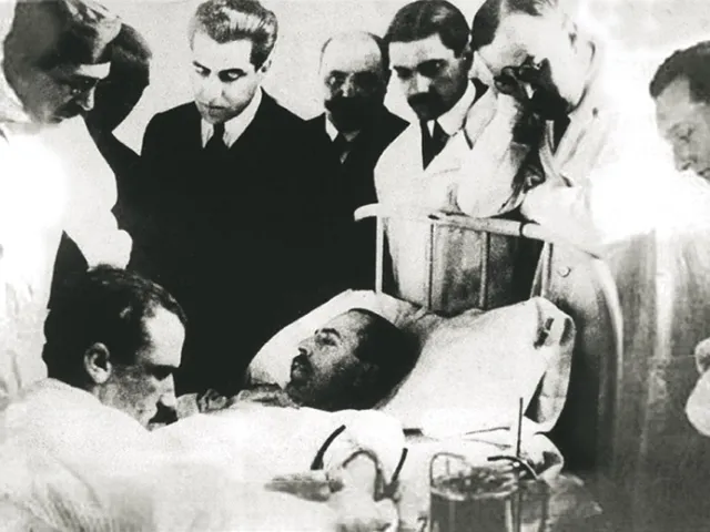 Eine frühe Bluttransfusion mit konserviertem Blut durch den argentinischen Arzt Luis Agote, 1914. Wenige Monate davor hatte…