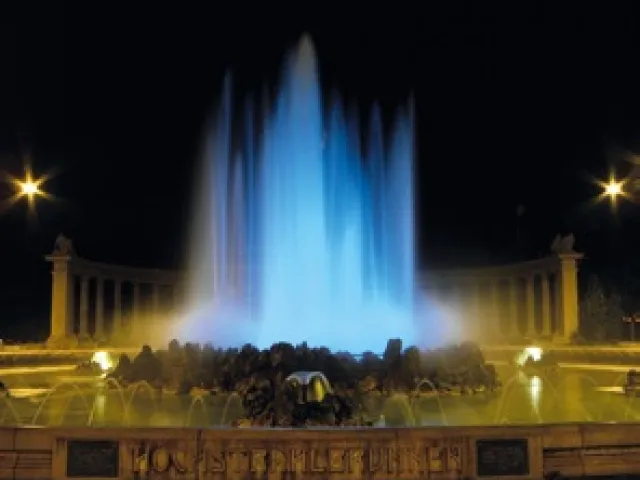 Der Hochstrahlbrunnen am Schwarzenbergplatz in Wien wurde anlässlich der Fertigstellung der I. Wiener Hochquellenleitung geb…