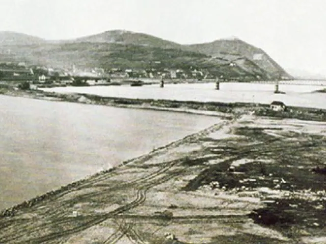 1875 wurde die Donau in einem breiten Bett gefasst. Das Bild zeigt die Donau wenige Tage vor dem Durchbruch zum neuen Flussb…