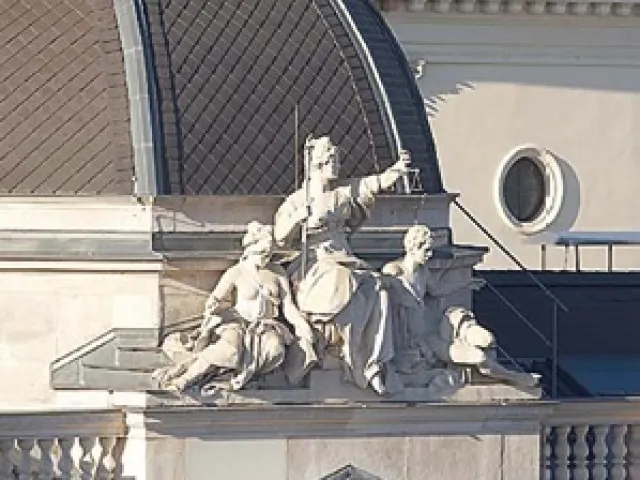 Die allegorische Gruppe der Jurisprudenz von Rudolf Weyr (um 1884) am Hauptgebäude der Universität Wien.