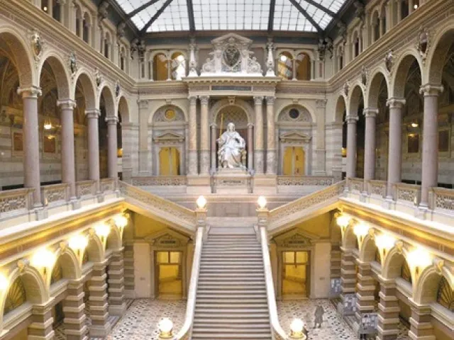 Der Justizpalast in Wien wurde 1875 bis 1881 vom Architekten Alexander Wielemans von Monteforte erbaut und beherbergt das La…