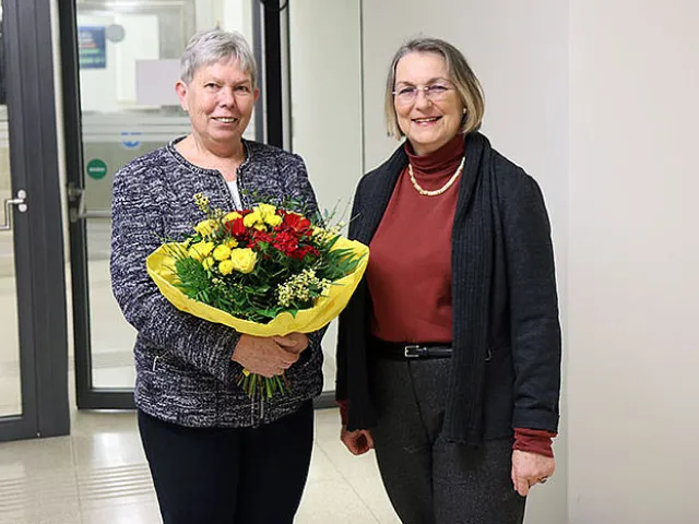 Ingrid Prunner mit Vizerektorin Regina Hitzenberger anlässlich des Gesundheitstages an der Universität Wien