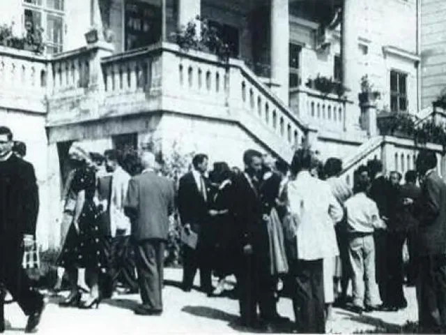 Teilnehmer*innen der Sommerhochschule 1955, vor ihrer Schule