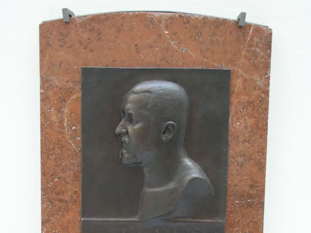 Denkmal für Oskar Baumann im UZA-Geozentrum