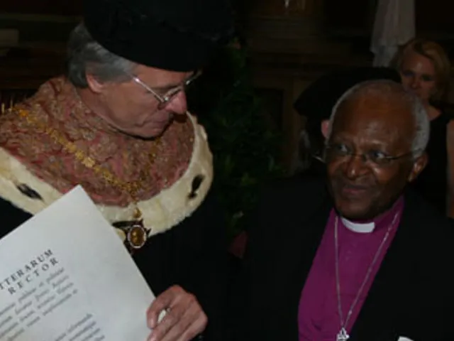 Desmond Tutu bei der Verleihung des Ehrendoktorats durch Rektor Georg Winckler