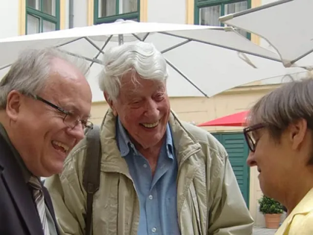 Wilhelm Grimburg (1923–2017) mit Winfried R. Garscha und Brigitte Bailer