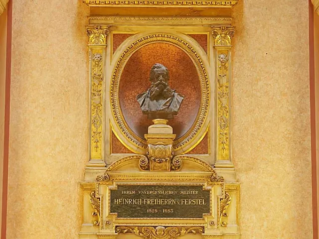 Das Ferstel-Epitaph im nördlichen Atrium mit der Porträtbüste von Viktor Tilgner (1886) vor dem Großen Festsaal