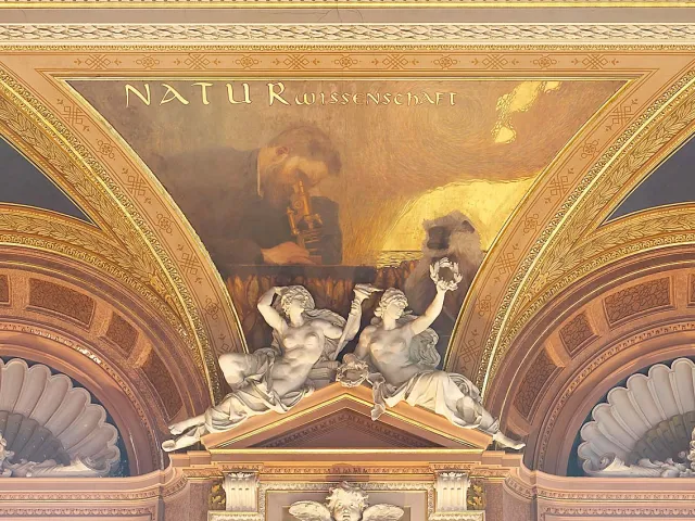 Zwickelbild „Naturwissenschaft“, Detailansicht des Deckengemäldes im großen Festsaal im Hauptgebäude der Universität Wien