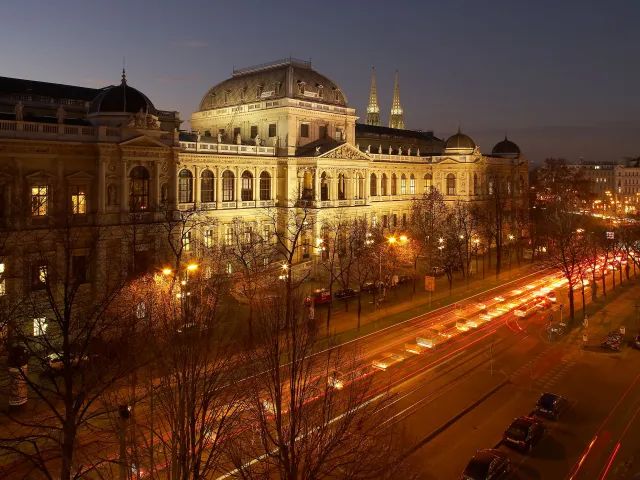 Hauptgebäude der Universität Wien bei Nacht