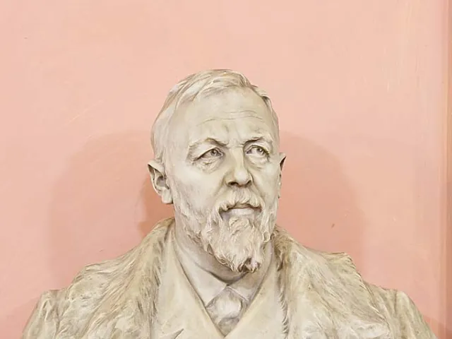 Denkmal (Porträtbüste) für Richard von Krafft-Ebing im Arkadenhof der Universität Wien, gestaltet von Richard Kauffungen, en…