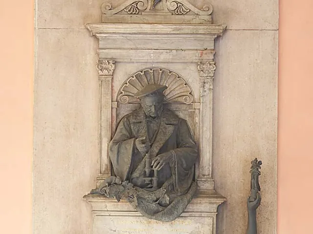 Denkmal für Ernst Wilhelm Ritter von Brücke im Arkadenhof der Universität Wien, gestaltet von Otto König, enthüllt 1894