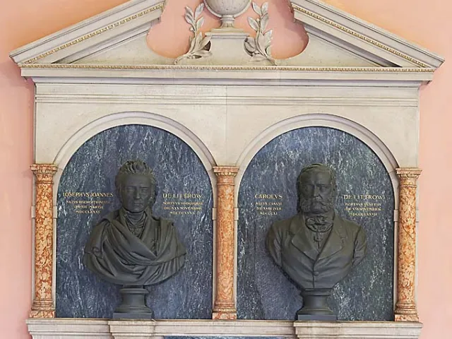Doppeldenkmal für Joseph Johann von Littrow (1781–1840) und Karl Ludwig von Littrow (1811–1877) im Arkadenhof der Universitä…