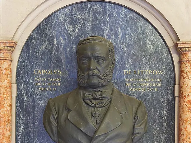 Denkmal für Karl Ludwig von Littrow (1811–1877) im Arkadenhof der Universität Wien, gestaltet von Hans Bitterlich, enthüllt…