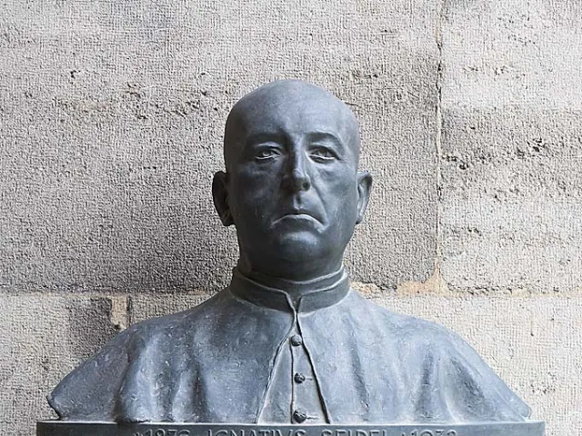 Denkmal für Ignaz Seipel (1876–1932) im Arkadenhof der Universität Wien, gestaltet von Josef Engelhart, enthüllt 1950