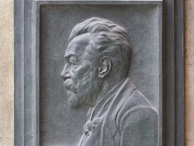 Denkmal für Franz Serafin Exner jun. im Arkadenhof der Universität Wien, gestaltet von Michael Powolny, enthüllt 1937