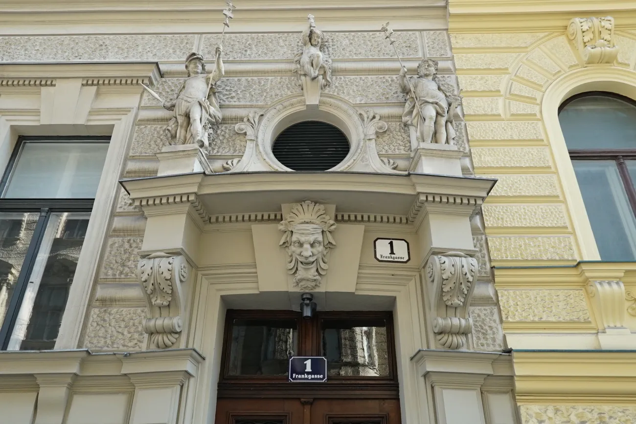 Wien 9, Frankgasse 1, Haustor mit historistischem Dekor