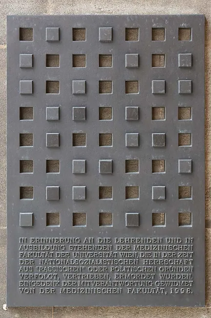 Gedenktafel zur Erinnerung an die während des Nationalsozialismus vertriebenen Angehörigen der Medizinischen Fakultät im Arkadenhof