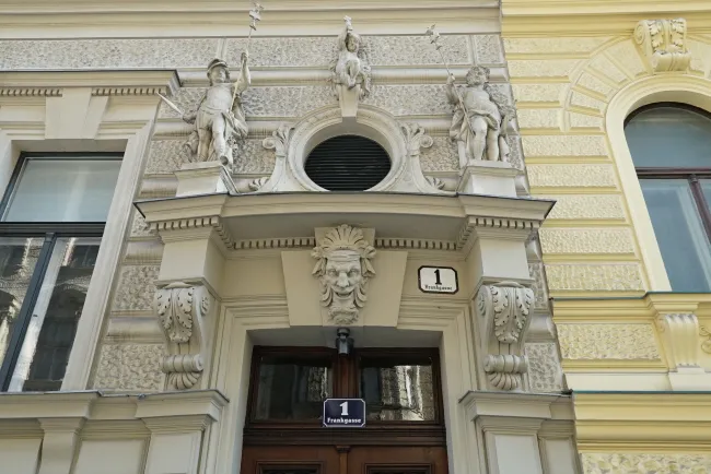 Wien 9, Frankgasse 1, Haustor mit historistischem Dekor