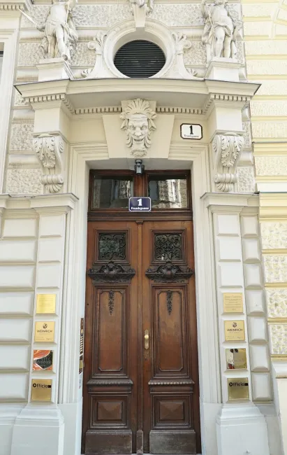 Wien 9, Frankgasse 1, Eingangstür, historistisches Dekor