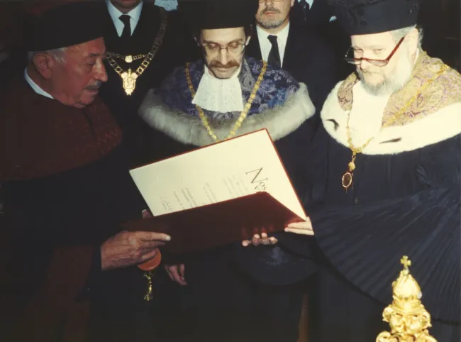 Verleihung des Ehrendoktorates der Universität Wien an Simon Wiesenthal durch Rektor Karl R. Wernhart und durch den Dekan de…