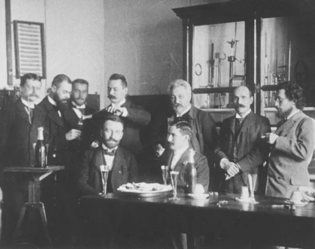 Franz Exner jun. (1849–1926) im Kreise seiner Schüler