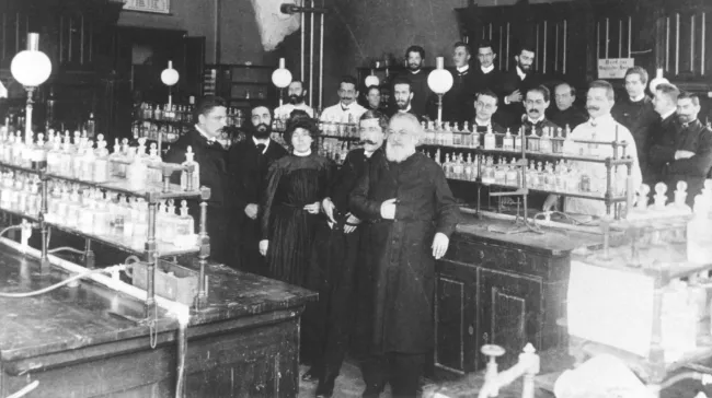 Ernst Ludwig (1842–1915) im Laboratorium des pathologisch-chemischen Instituts in Wien
