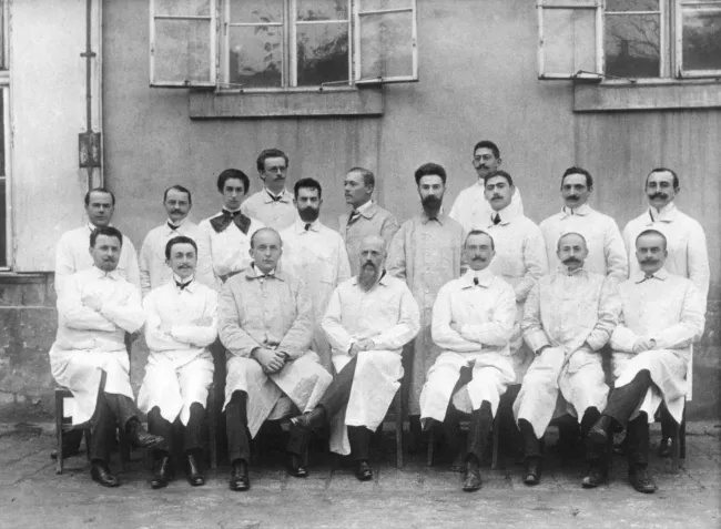 Riehl Gustav (1855–1943, Dermatologie, Syphilidologie) mit seinen Mitarbeitern