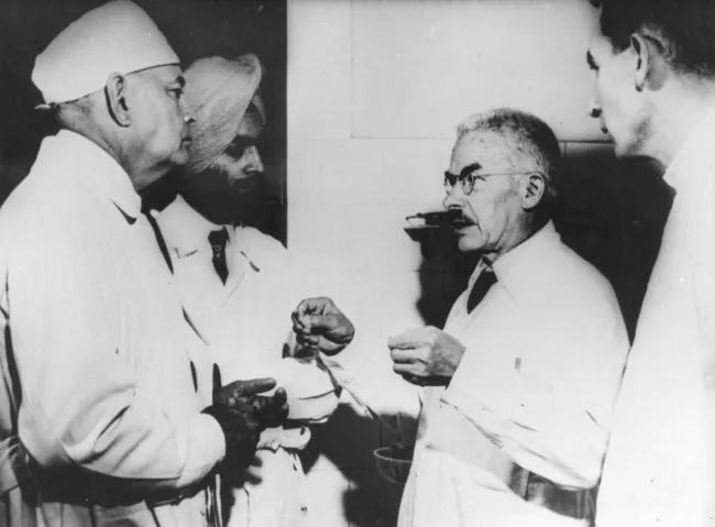 Karl David Lindner (1883–1961, Augenheilkunde) mit indischen Ophthalmologen
