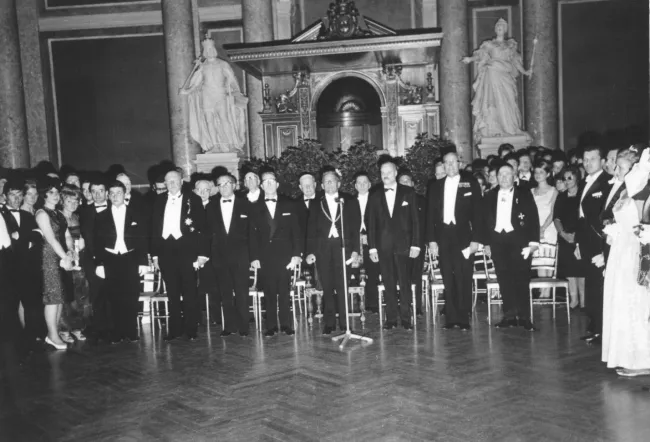 Rektor Nikolaus Hofreiter (Mitte) und andere Festgäste bei der Eröffnung des 1. Universitätsball im Großen Festsaal der Univ…
