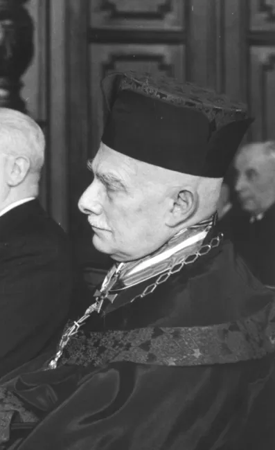 Hans Schima (mit dem Rektorserinnerungszeichen) bei der Ernennung zum Ehrensenator der Universität Wien