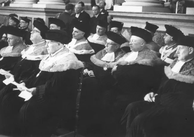 Ehrendoktoratsverleihung für Kardinal Eugene Tisserant: Würdenträger der Universität Wien, darunter Altrektoren mit dem Rekt…