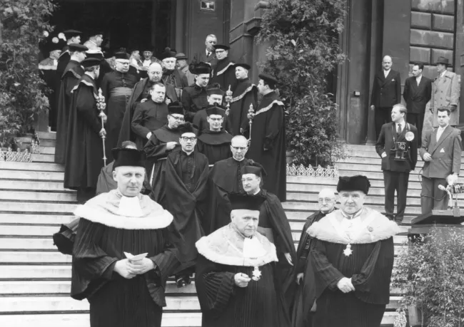Ehrendoktorat der Katholisch-theologischen Fakultät für Kardinal Eugene Tisserant: Auszug der Festgäste, ganz vorne im Bild…