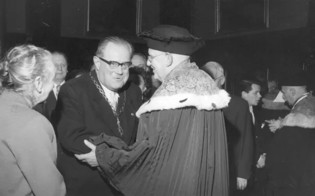 Altrektor Erich Schenk (1902-1974) mit dem Rektorserinnerungszeichen bei der feierlichen Inauguration des Rektors Othmar Kühn