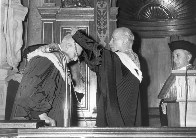 Feierliche Inauguration des Rektors Othmar Kühn: Prorektor Tassilo Antoine überreicht Kühn die Rektorskette
