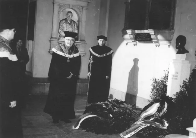 Enthüllung des Denkmales für Sigmund Freud im Arkadenhof der Universität Wien durch Rektor Johann Radon, 1955