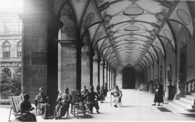 Der Arkadenhof mit Kriegsversehrten, Hauptgebäude der Universität Wien, 1914/15