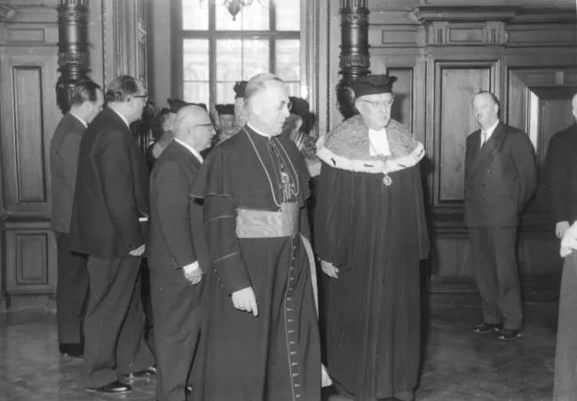 Altrektor Othmar Kühn (mit dem Rektorserinnerungszeichen) und Kardinal König bei der Tau­send­jahr­fei­er zur Kaiserkrönung…