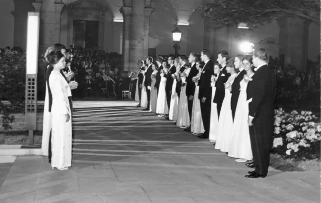 Eröffnungskomitee am Universitätsball 1968, Arkadenhof der Universität Wien