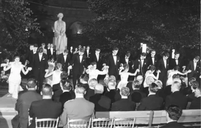 Frauen an der Universität Wien 1968, Eröffnung Universitätsball im Arkadenhof