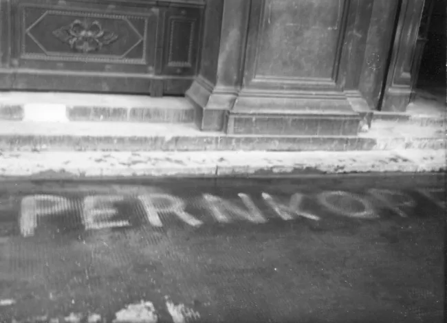 Schmieraktion auf der Rampe des Hauptgebäudes der Universität Wien („Pernkopf“), 8./9.4.1951