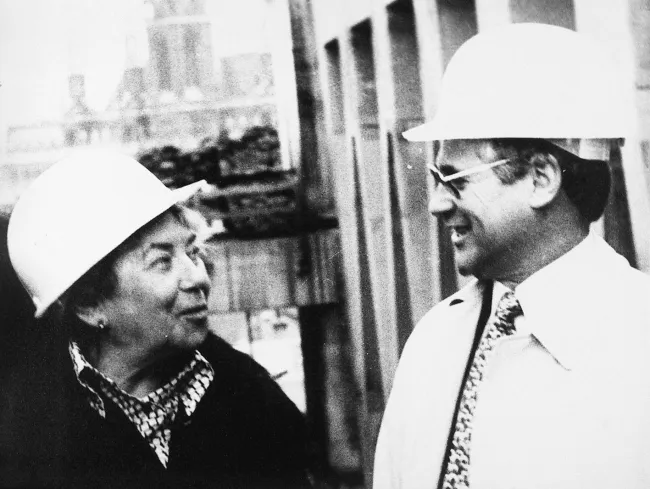 Altrektor Günther Winkler (1929–2024) mit Bundesministerin Hertha Firnberg (1909–1994) am Rohbau des Juridicums 1979/80