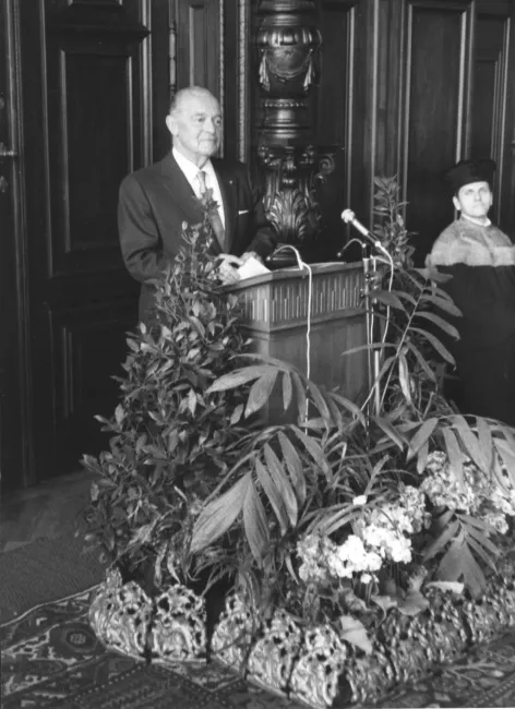 Paul Alfred Weiss (1898–1989), Biologie, bei der Verleihung des Ehrendoktorats, 1974