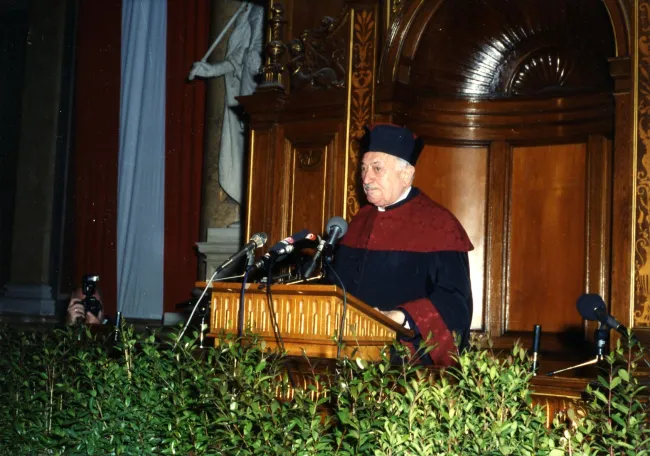 Simon Wiesenthal (1908–2005) bei der Verleihung des Ehrendoktorats, 1990