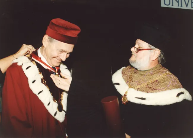 Verleihung des Goldenen Ehrenzeichens durch Prorektor Karl R. Wernhart an Rektor Eduard Schmidt